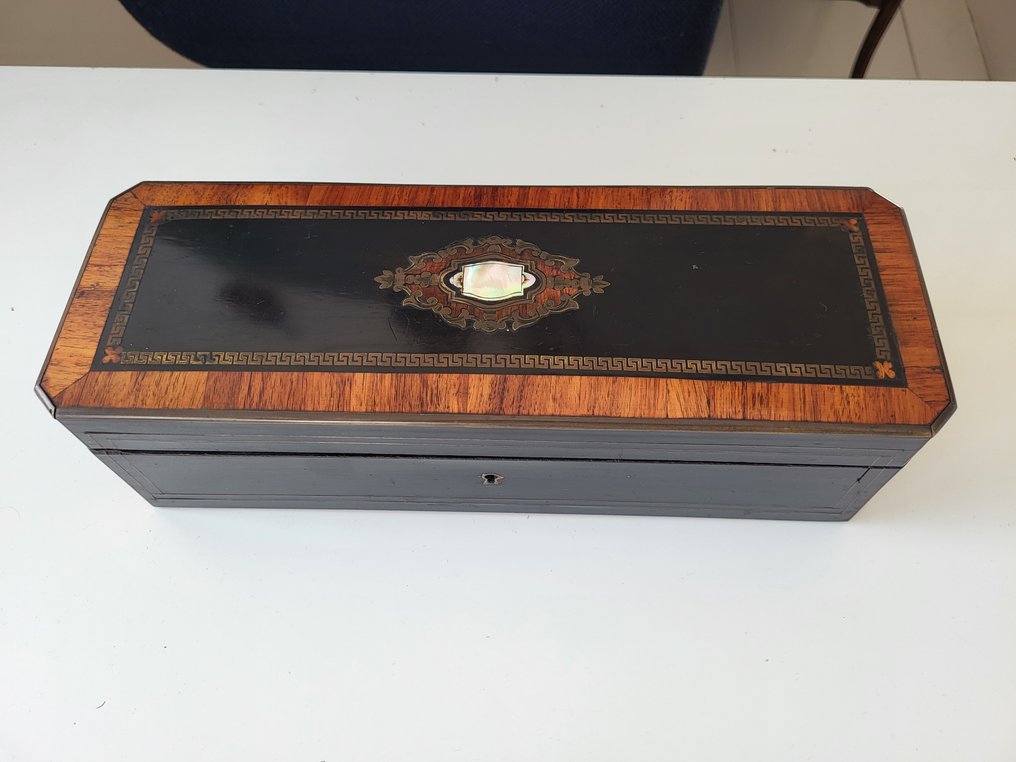 Pudełko - intarsja rękawiczkowa z poczerniałego drewna, perły i mosiądzu - Drewno, Mosiądz, Matka perły #1.1