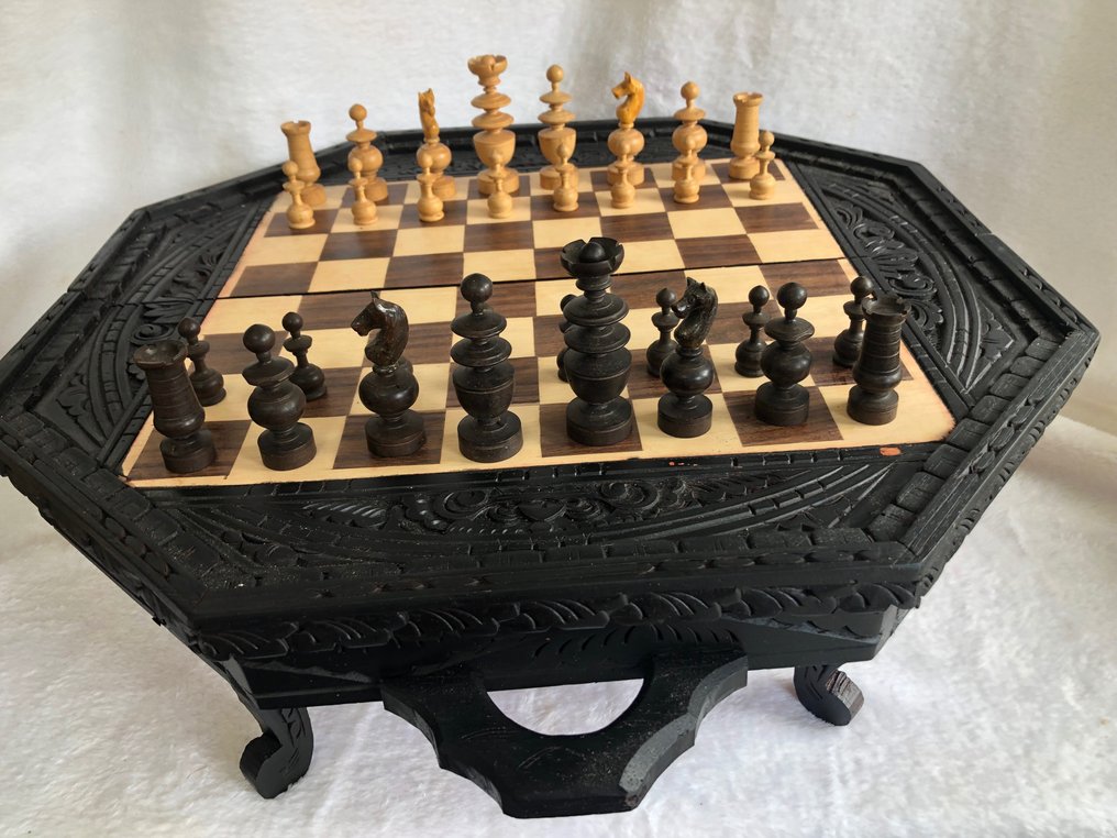 Chess set - Pions Régence café de Paris sur échiquier en bois sculpté - Boxwood #1.1