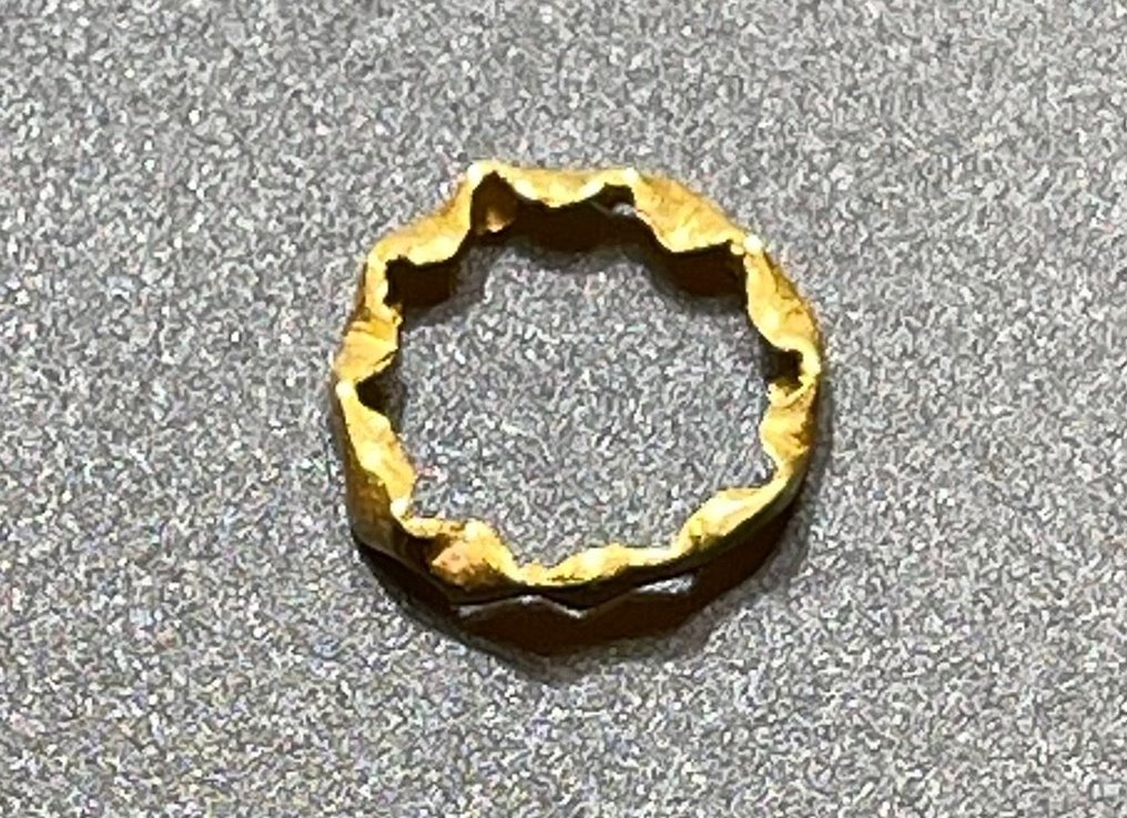 Romersk antikk Gull Stilig openwork rund solar amulett med taggete kanter. Med en østerriksk eksportlisens. #3.2