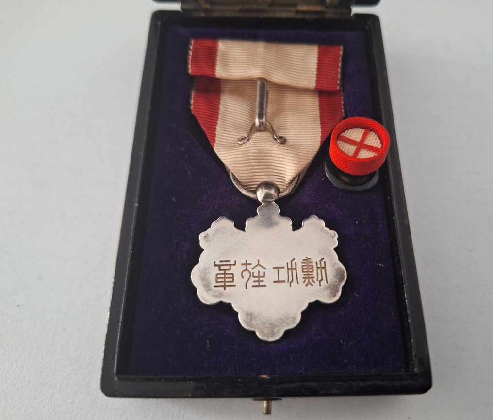 Japonia - Armată/Infanterie - Medalie - Order of the Rising Sun 7th class and two silver japan badges. #3.2