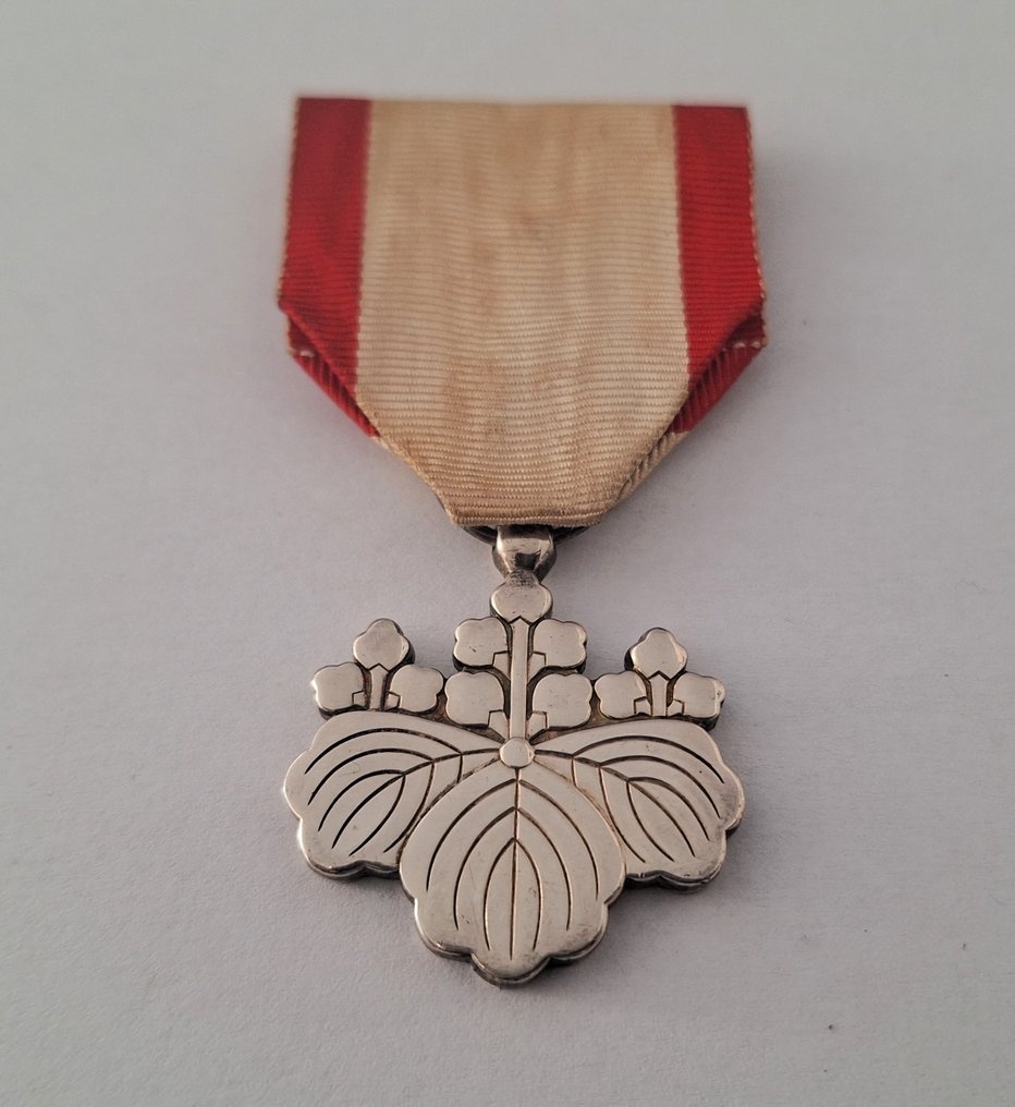 Japan - Hæren / infanteri - Medalje - Three Japan Orders of the Rising Sun 8th class with ribbons. #3.2