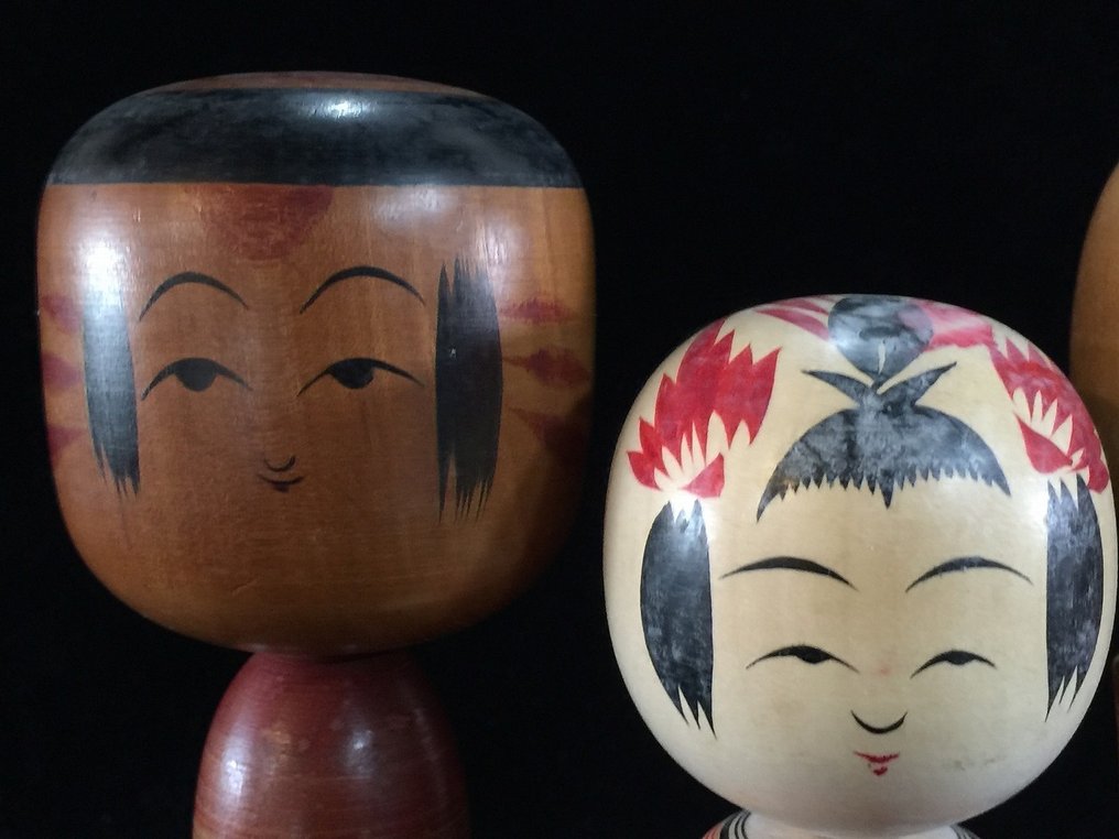 Zestaw 4 sztuk / japońska drewniana lalka Kokeshi (wys. 21-24 cm) - Drewno - Signed - Japonia - Shōwa period (1926-1989) #2.1