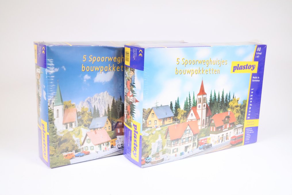 Plastoy H0 - Kits de construcción de modelismo ferroviario (2) - Dos juegos de construcción: 'Village Grünstein' y 'Village Hochtann' #1.1