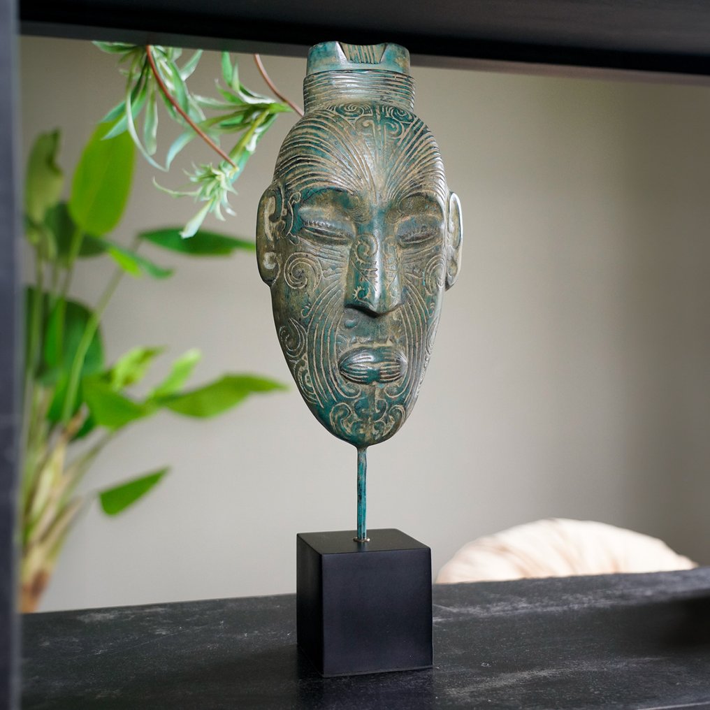 Sculpture, NO RESERVE PRICE - Maori Mask Sculpture on Stand - 42 cm - Bronze #2.1