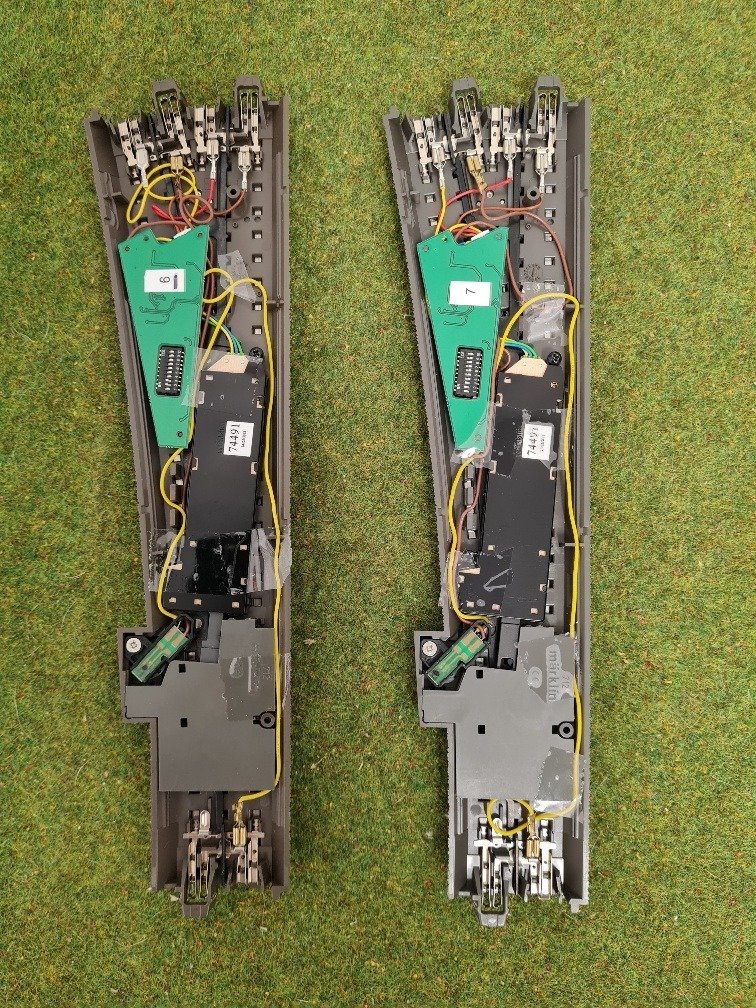 Märklin H0 - 24712 - 模型火車軌道 (2) - 右側有 2 個 C 型導軌超薄開關，附電力驅動器、解碼器和照明 #2.1