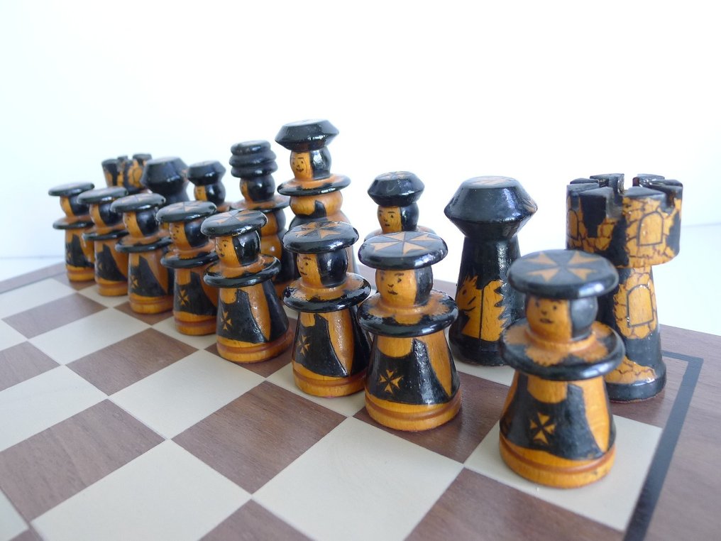 Jeu d'échecs en bois peint a la main -Pays de l'est etat- neuf-King 87 mm - Jeu d'échecs - Bois fruitier peint a la main et vernis - pieces en superbe etat #1.1