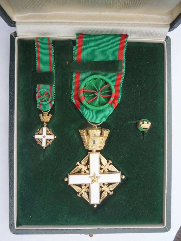 Italia - Medalje - Ordine da Ufficiale al Merito della Repubblica Italiana in scatola con mignon e distintivo #1.1
