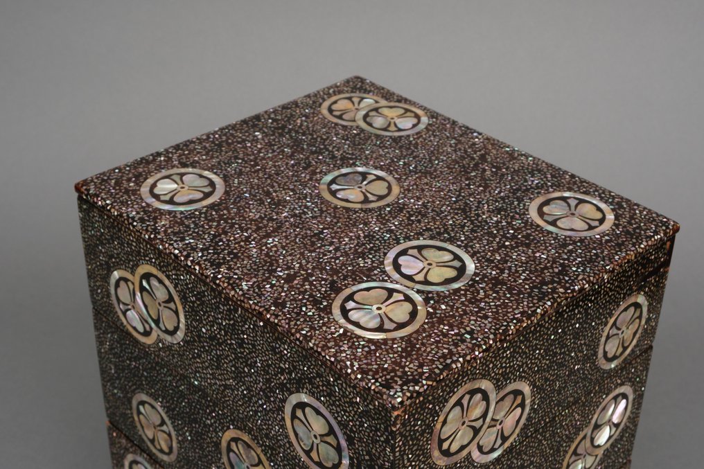 Jûbako 重箱 (tiered food container) - Lacquer, Mother of pearl, Wood - Japan - Presumably dated ‘Meiji 16’ 拾六明治, Anno 1883 #2.2