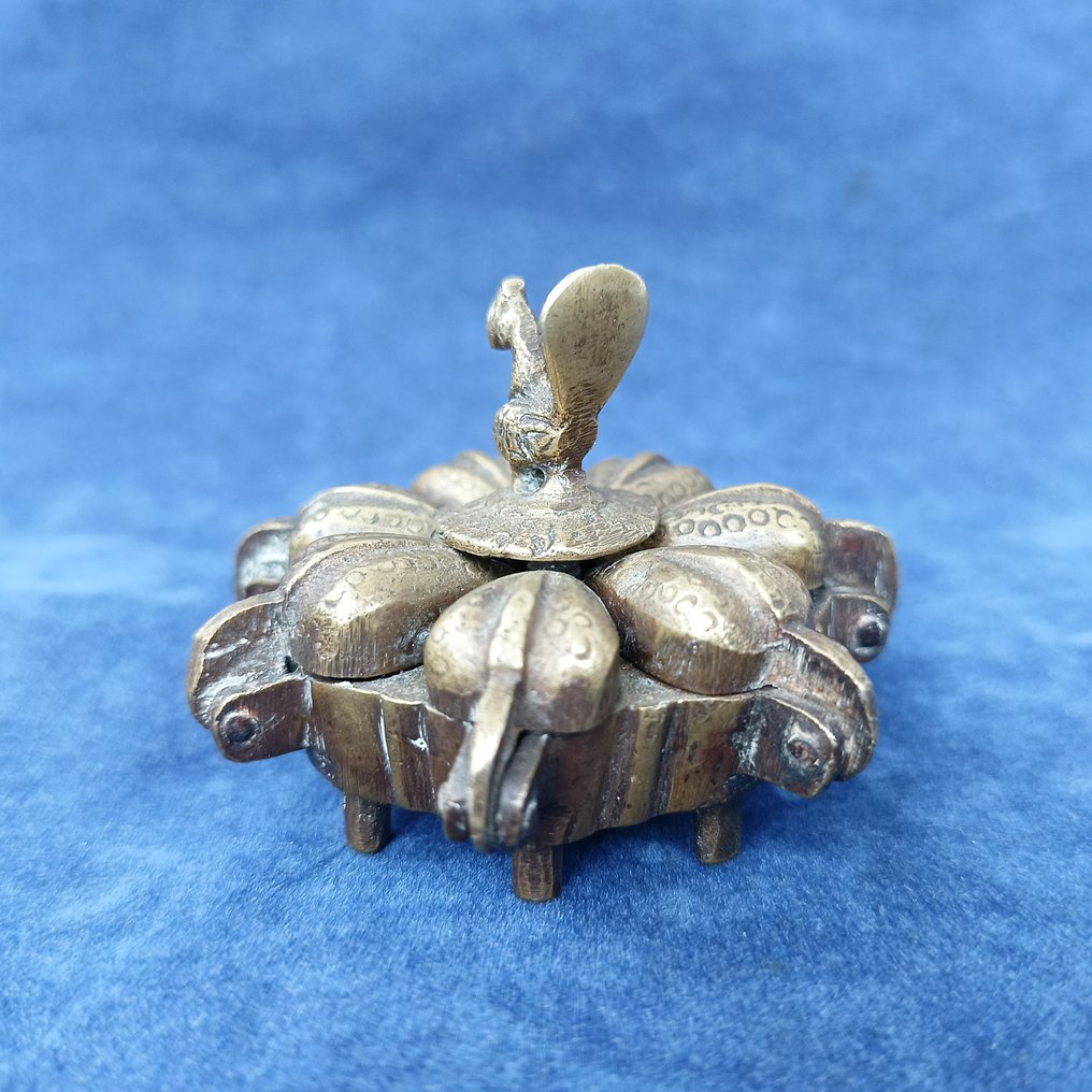 Kumkum tika box - Bronze - India - early 20th century #1.2