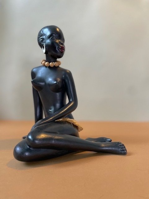 Gmunder Keramik Austria - Ina Eisenbeisser - Skulptur, 'La femme coquette' - numérotée 2293 - 22 cm - Keramikk, Raffia - 1956 #1.1