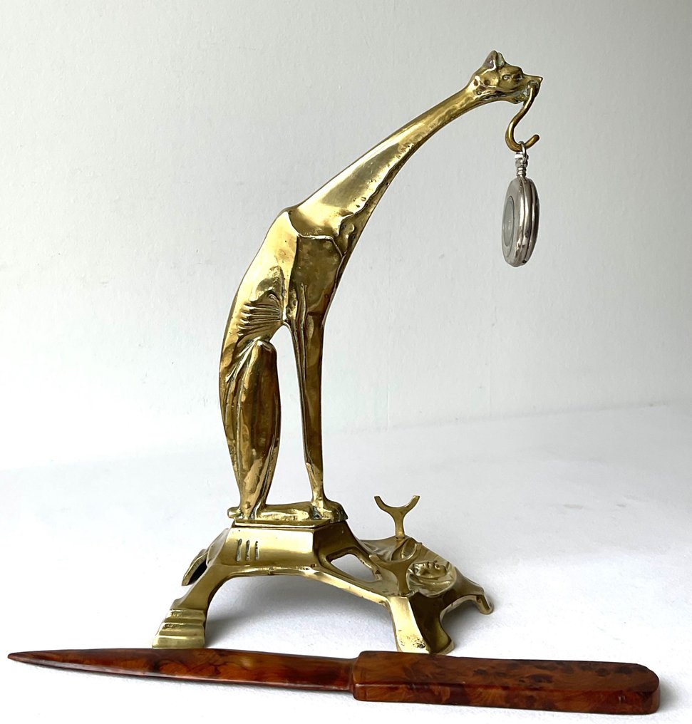 Abstracte bronzen voorstelling van een windhond Porte-Montre en cederhouten briefopener - Ensemble de bureau - Brons en Ceder wortelhout #1.1