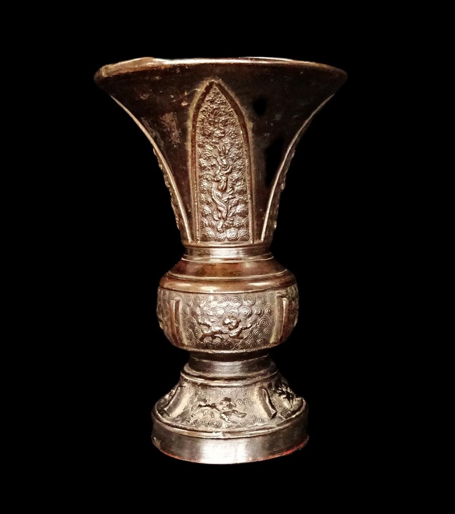 Starożytne Chiny Antyczne Chiny - waza gu en z brązu z reliefowym dekorem - dynastia Ming (1348-1644) #1.0
