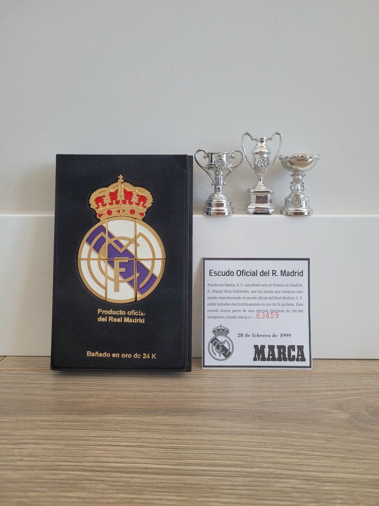 Real Madrid - 1999 - Scut oficial Real Madrid placat cu aur de 24K + 3 trofee Mini Real Madrid  #1.1