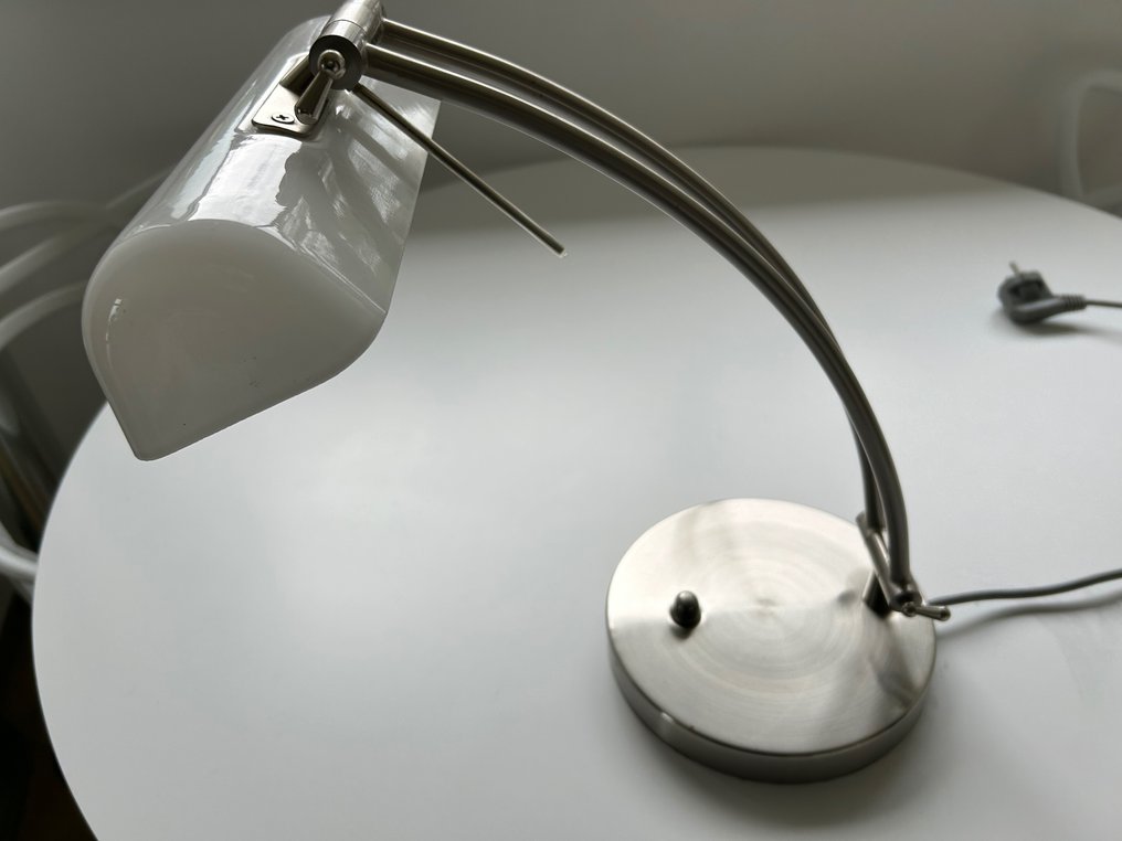 Skrivbordslampa - rostfritt stål och glas - Notarielampa i rostfritt stål med vit glasskärm. #1.1