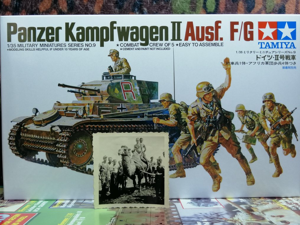 Tamiya + Italeri - Spielzeug Lotto Afrikakorps : 2 veicoli + 1 cannone + totali 18 figurini + accessori + 1 rivista + 1 foto - 1940-1950 - Deutschland #2.2
