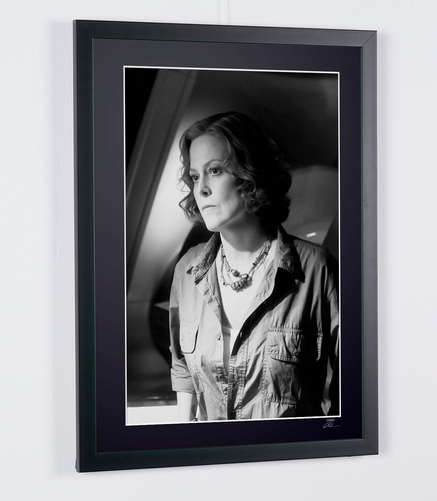 Sigourney Weaver - Avatar II - Fine Art Photography - Luxury Wooden Framed 70X50 cm - Limited Edition Nr 01 of 30 - Serial ID 17149 - Original Certificate (COA), Hologram - 100% New. Shipping Reduction from 3 items #4.3
