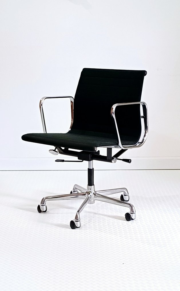 Herman Miller - Charles & Ray Eames - Chair - EA 117 - Aluminium - No Reserve #1.1