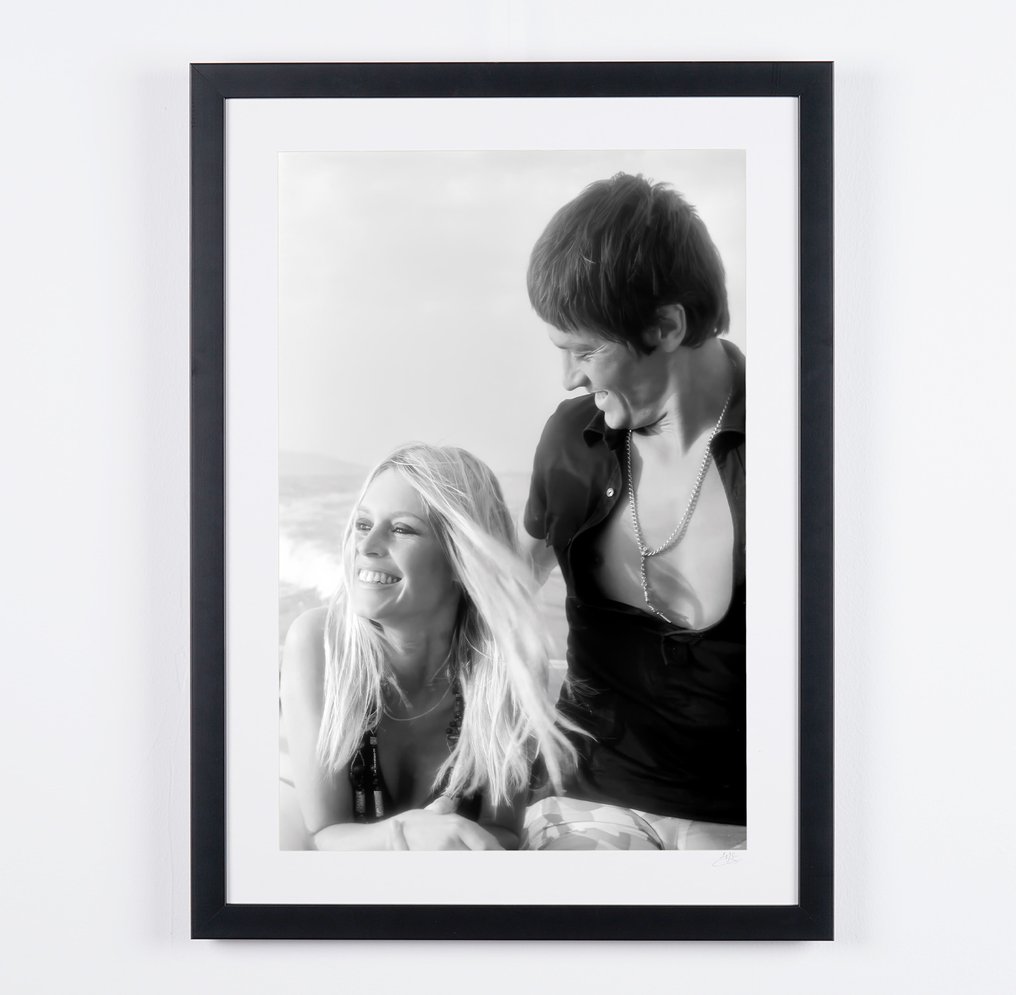 Brigitte Bardot & Alain Delon - Saint Tropez 1968 - Fine Art Photography - Luxury Wooden Framed 70X50 cm - Limited Edition Nr 01 of 30 - Serial ID 17141 - Original Certificate (COA), Hologram Logo Editor and QR Code - 100% New items. #1.1
