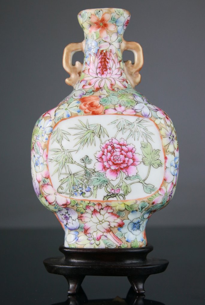 Famille Rose Porslinsvas med 2 förgyllningshandtag träbas - Mille Fleurs - Qianlong Brand - Porslin - Kina - Mitten av 1900-talet #1.1