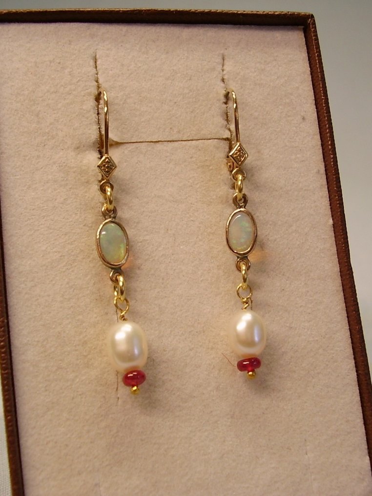 No Reserve Price - Earrings - 8 kt. Yellow gold -  3.20ct. tw. Opal - Pearl - Handcrafted with rubies #1.1