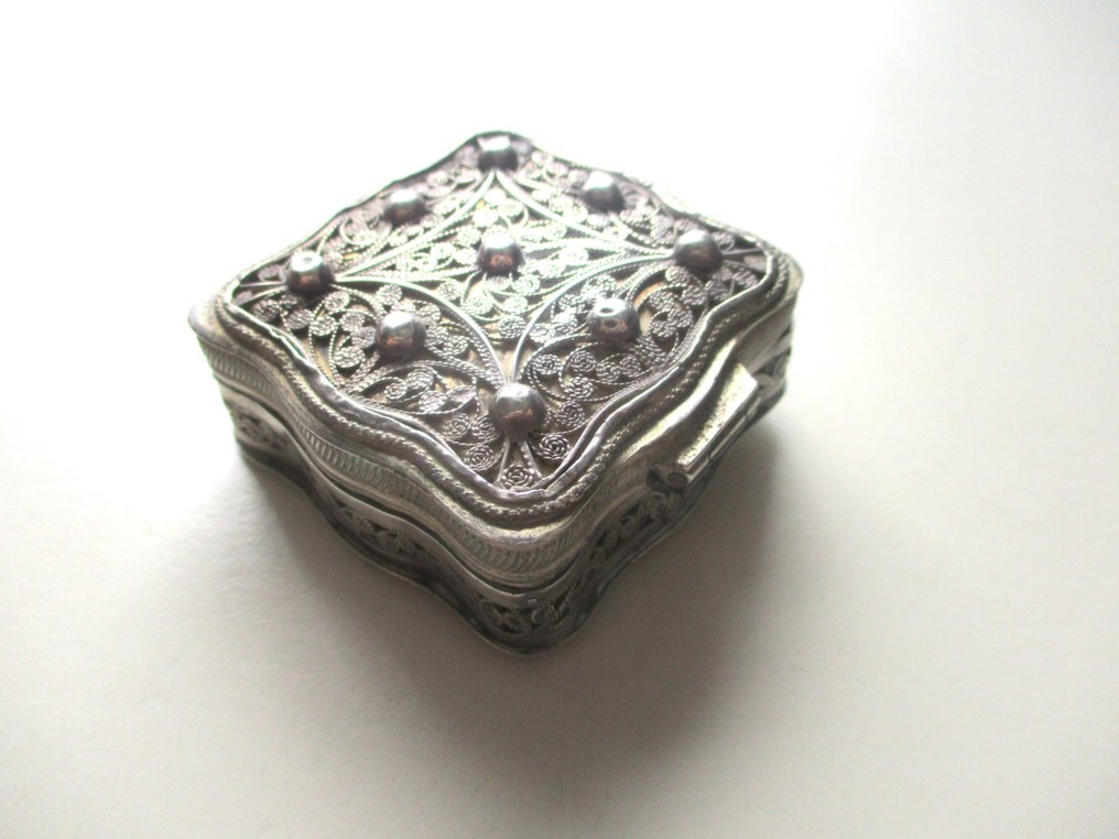 Pepermuntdoosje met rondom filigrain, gemaakt door - onbekende zilversmid in 1868. - Cutie de mentă - .833 argint #2.2