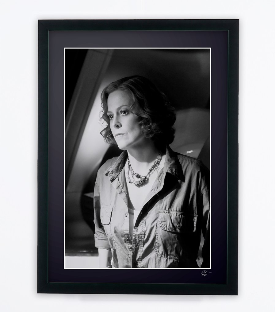 Sigourney Weaver - Avatar II - Fine Art Photography - Luxury Wooden Framed 70X50 cm - Limited Edition Nr 01 of 30 - Serial ID 17149 - Original Certificate (COA), Hologram - 100% New. Shipping Reduction from 3 items #1.0