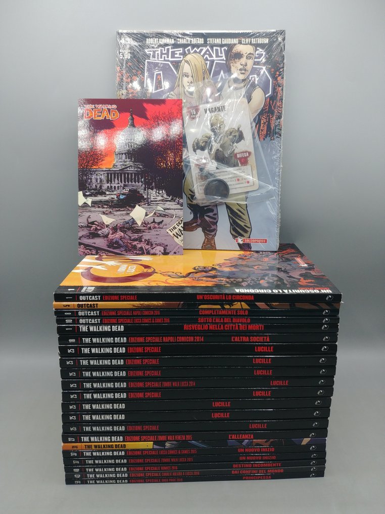 Outcast, Walking Dead - 22 volumi edizione speciale / variant + gadget - 22 Comic - 限量版 #1.1