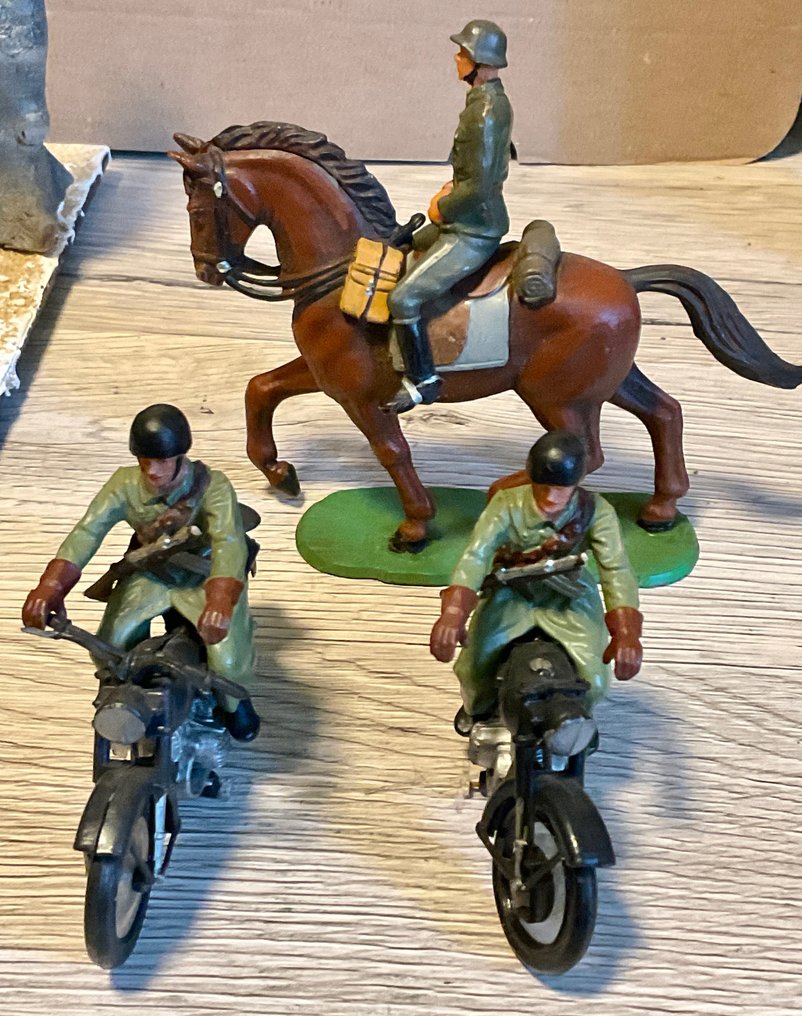 Unbekannt  - Játékfigura Ein Elastolin Pferd mit Reiter und 2 Motorräder mit 2 Fahreren - 1960-1970 - Németország #1.1
