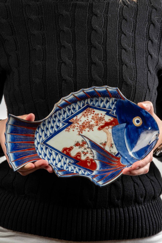 Plato - A beautiful Imari porcelain plate decorated with polychrome enamel in the shape of a fish - Porcelana #2.1