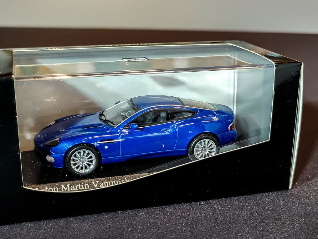 MiniChamps 1:43 - Model car - Aston Martin Vanquish #2.1