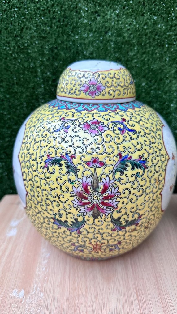 Par dekkede porselensvaser - famille rose - Kina - Tjuende århundre #3.2