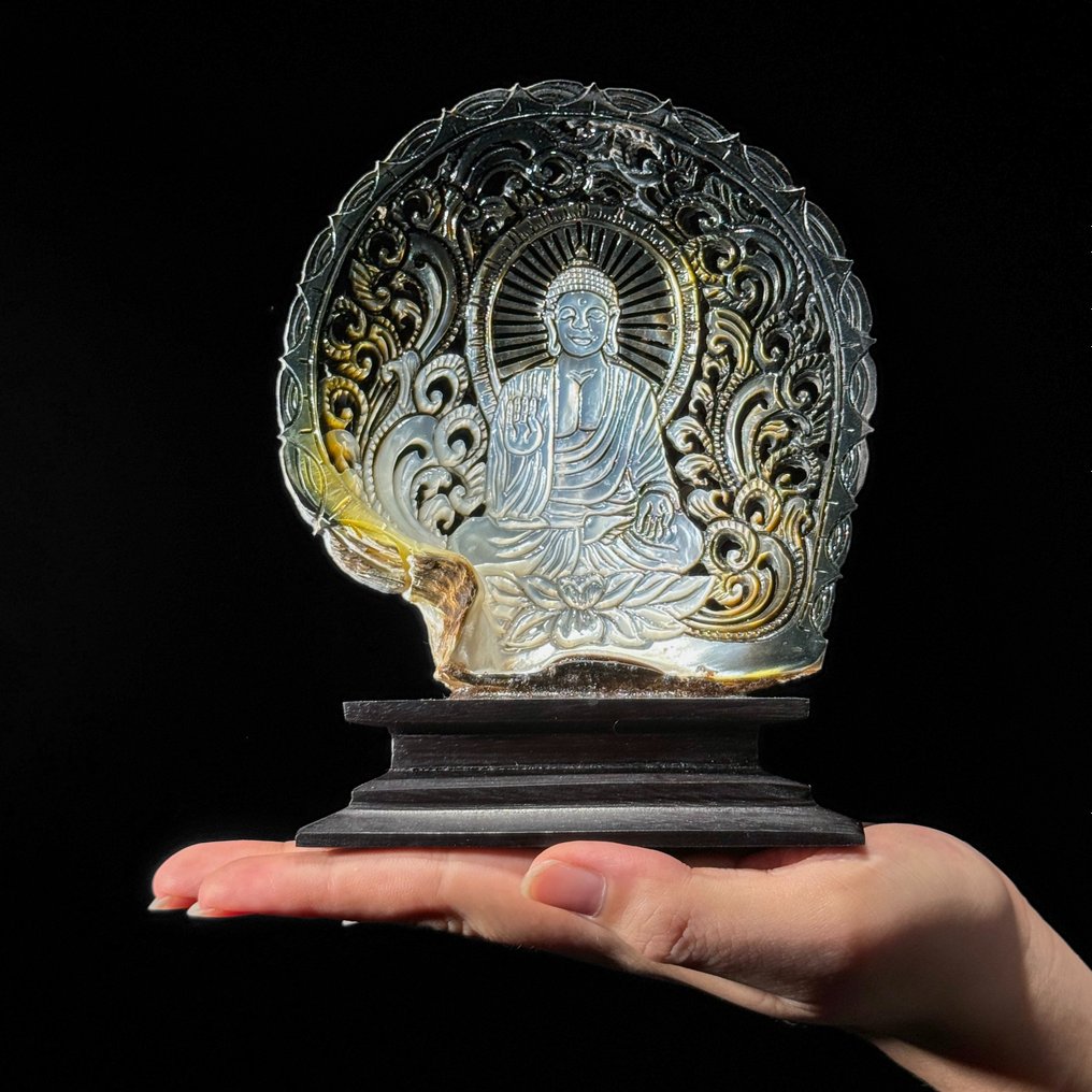 Graverat pärlemorskal - Buddha-motiv - Havskal - Pinctada Maxima  (Utan reservationspris) #1.1