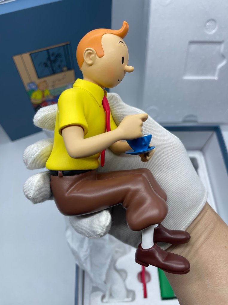 Moulinsart - Tintin - Statuette - Tintin Prenant le thé #47002 - Le Lotus bleu #2.1