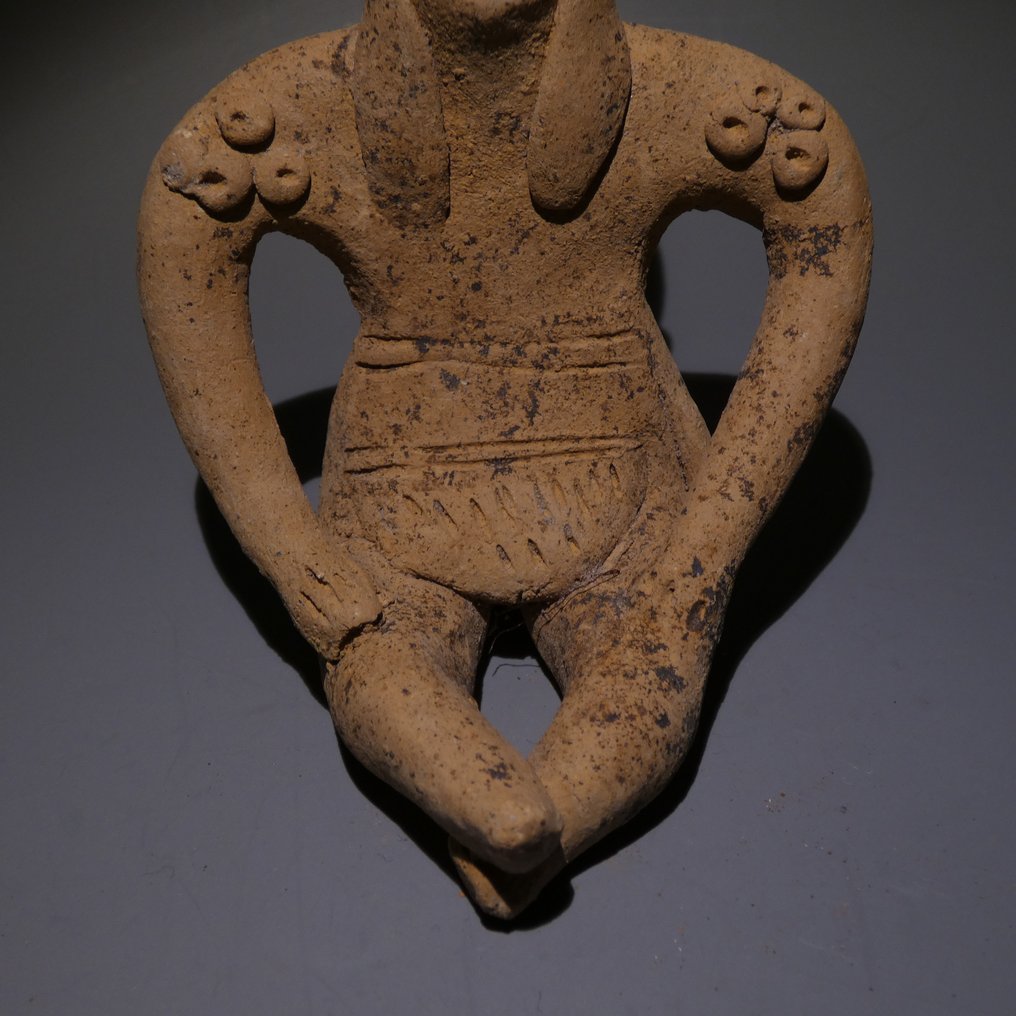 科利马,墨西哥西海岸 Terracotta 坐着的人物。10厘米高。良好。西班牙进口许可证。 #3.2