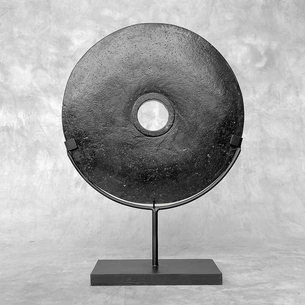 Ozdobny ornament - NO RESERVE PRICE - Decorative Lava Stone Disc on a custom stand - Indonezja #2.1