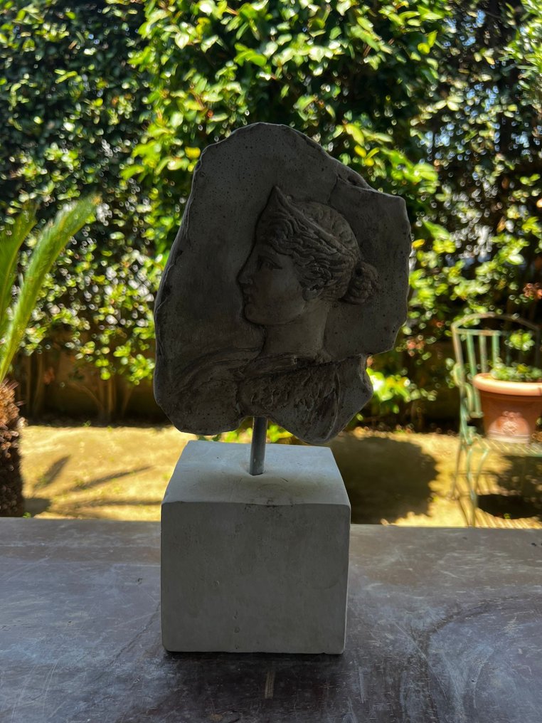 Escultura, Frammento raffigurante la dea Diana - 32 cm - pó de mármore #1.1