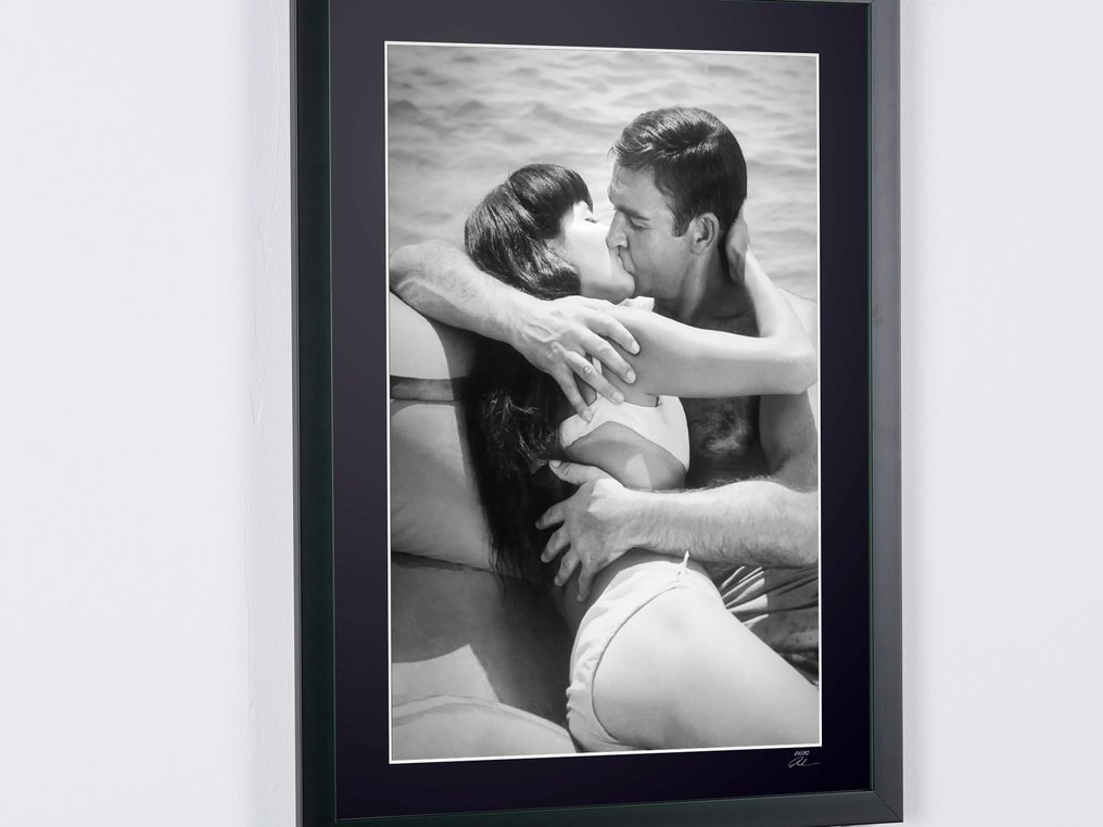 Sean Connery & Mie Hama   -  James Bond 007: You Only Live Twice - 1967 - Fine Art Photography - Luxury Wooden Framed 70X50 cm - Limited Edition Nr 01 of 30 - Serial ID 70012 - Original Certificate (COA), Hologram - 100% New. Shipping Reduction from 3 items #4.3