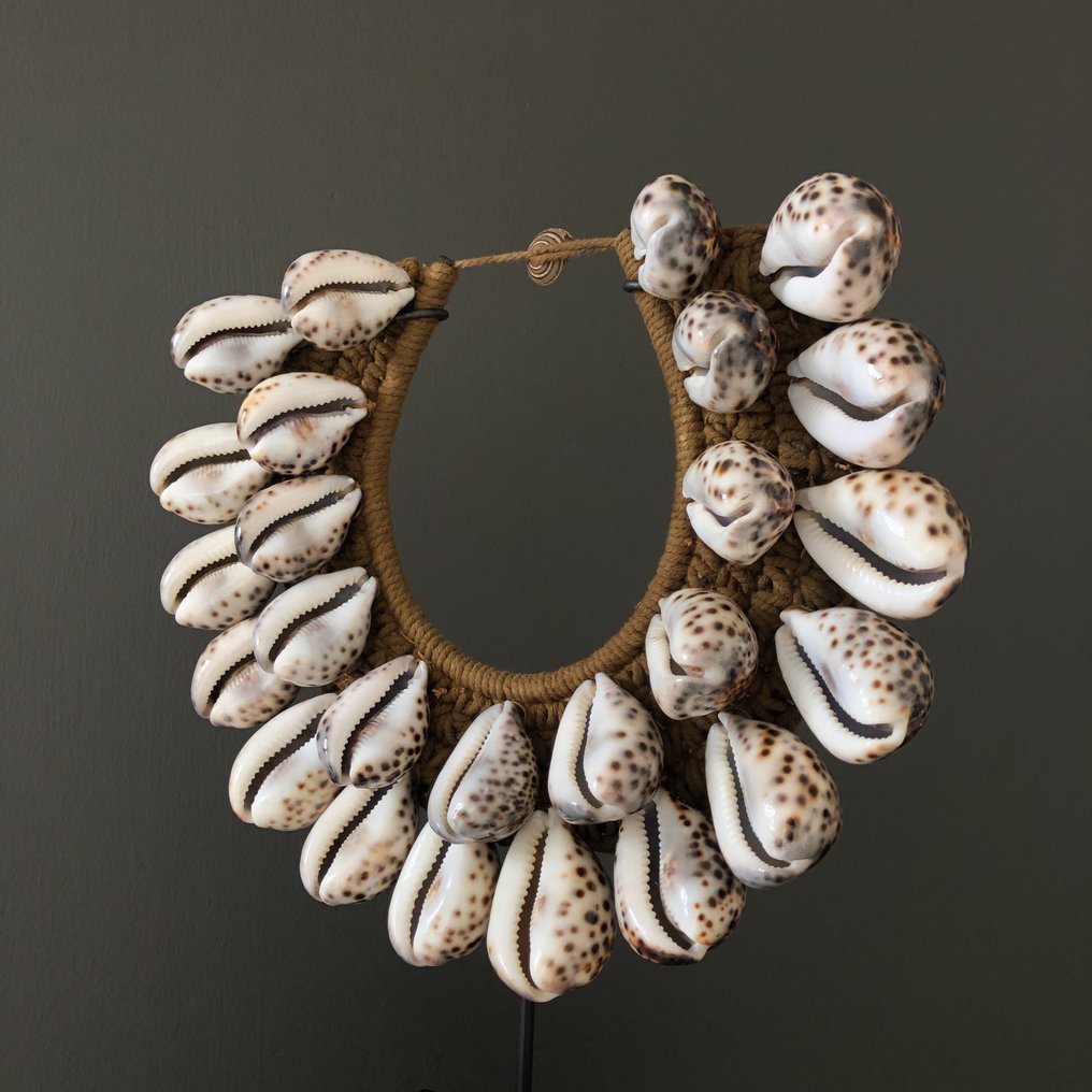 Ornamento decorativo - SN22 - Decorative Shell Necklace on a custom stand - Papua Nuova Guinea #1.2