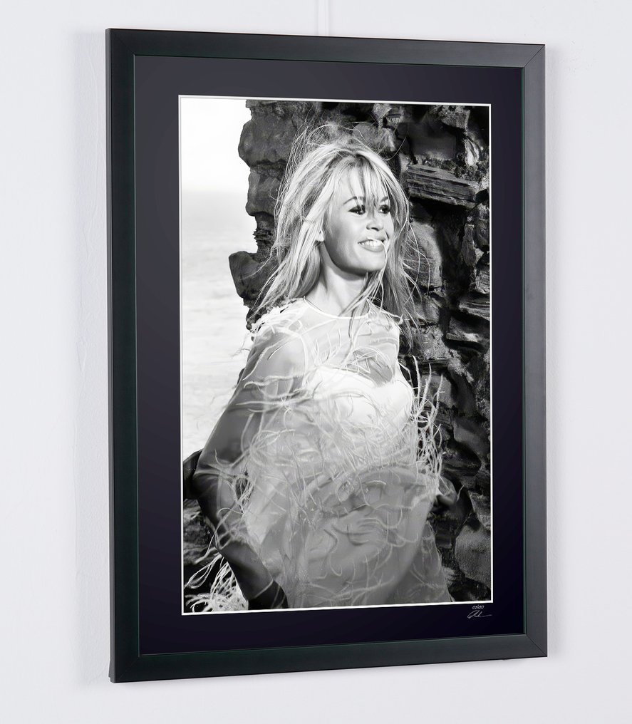 Brigitte Bardot - 1966 - Fine Art Photography - Luxury Wooden Framed 70X50 cm - Limited Edition Nr 02 of 30 - Serial ID 17238 - Original Certificate (COA), Hologram - 100% New. Shipping Reduction from 3 items #4.3