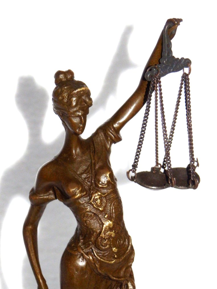 Naar Mayer - 雕塑, Fraai Sculptuur van Vrouwe Justitia beeld op marmeren voet - 24 cm - 黄铜色, 大理石 - 2010 #3.2