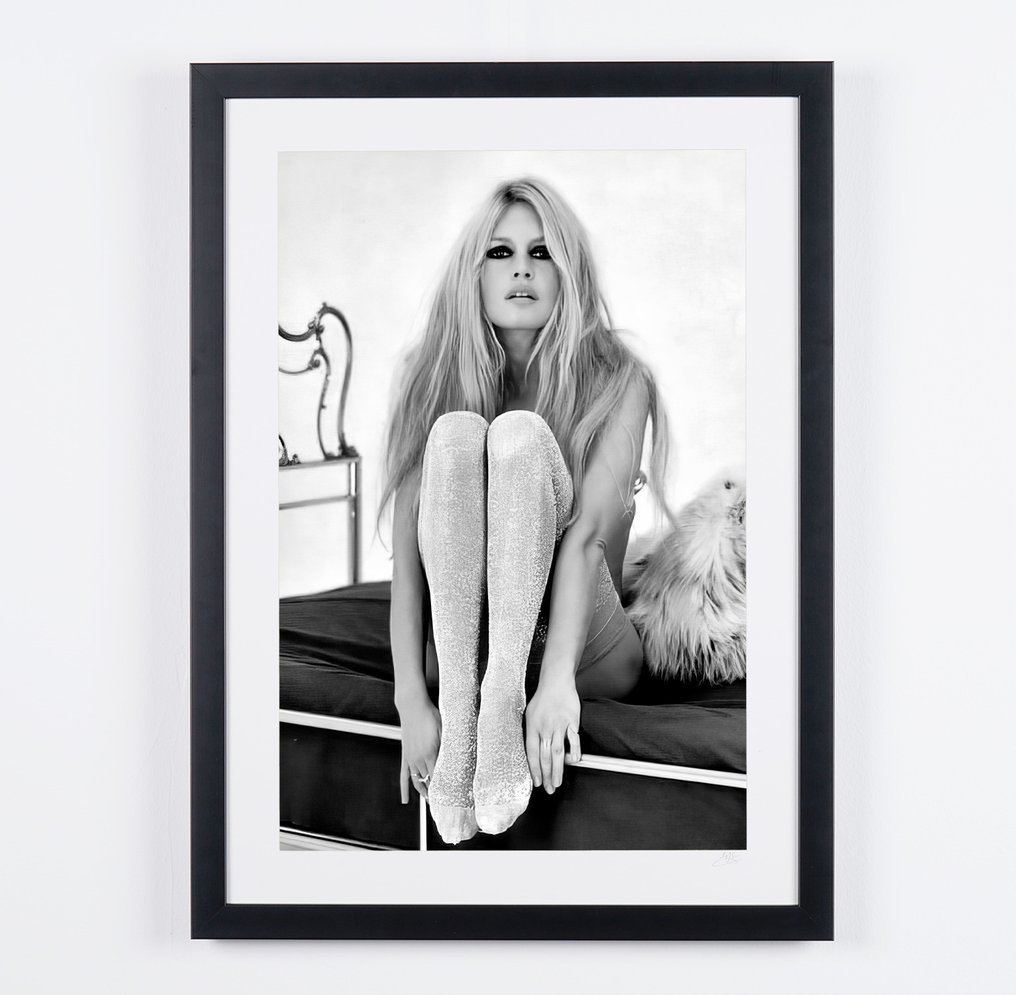 Brigitte Bardot - Iconic - Fine Art Photography - Luxury Wooden Framed 70X50 cm - Limited Edition Nr 06 of 30 - Serial ID 17256 - Original Certificate (COA), Hologram - 100% New. Shipping Reduction from 3 items #3.2