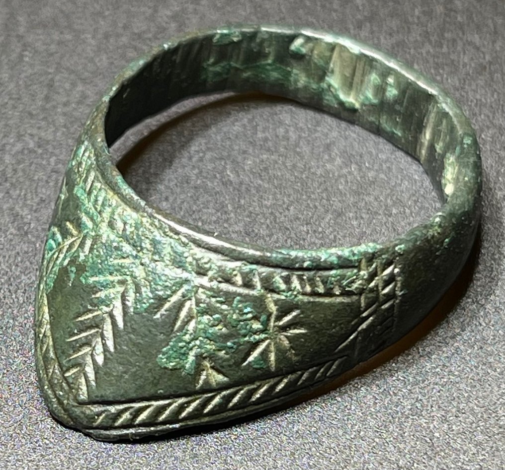 Médiéval, époque des Croisés Bronze Bague d’archers exclusive énorme et richement ornée dans un état exceptionnel (pratiquement tel que #1.2