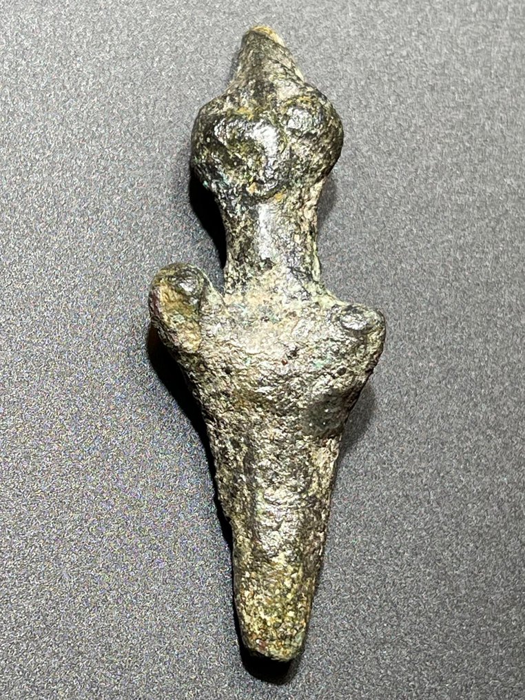 Medio orientale Bronzo Intera statuetta maschile antropomorfa molto rara con elmo conico in posizione di preghiera #1.1