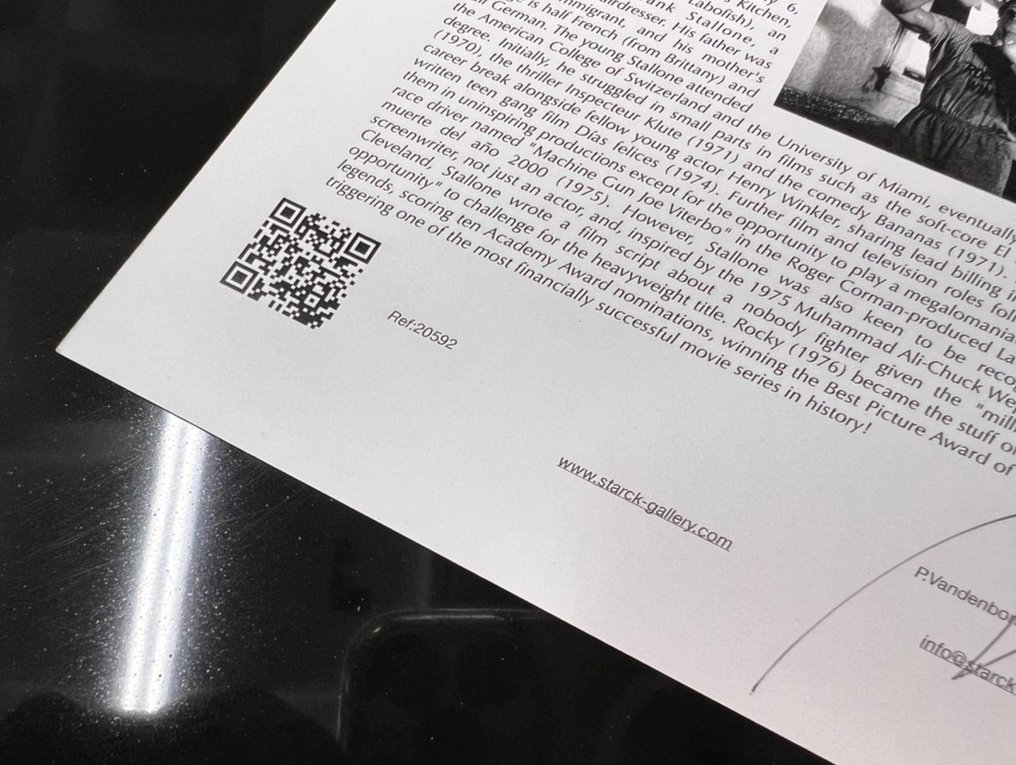 James Bond 007: For Your Eyes Only, Roger Moore and his Lotus Esprit S1 - Fine Art Photography - Luxury Wooden Framed 70X50 cm - Limited Edition Nr 08 of 30 - Serial ID 30024 - Original Certificate (COA), Hologram - 100% New. Shipping Reduction from 3 items #3.2