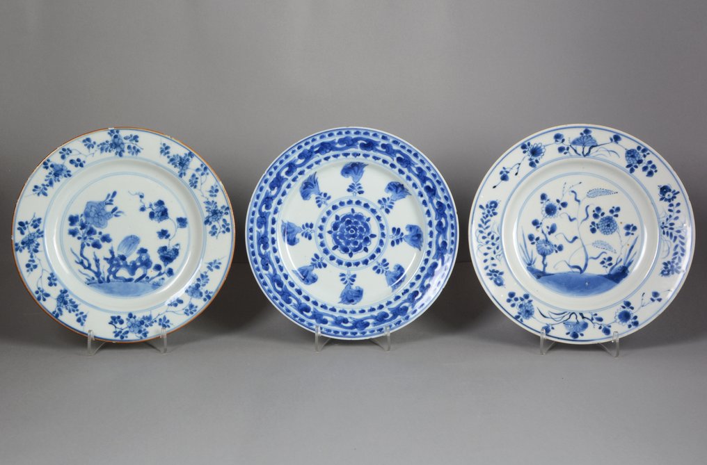 Drei (3) chinesische blau-weiße Teller - Porzellan - China - Qing-Dynastie, Qianlong-Zeit (1736-95, 乾隆), 18. Jh. #2.1