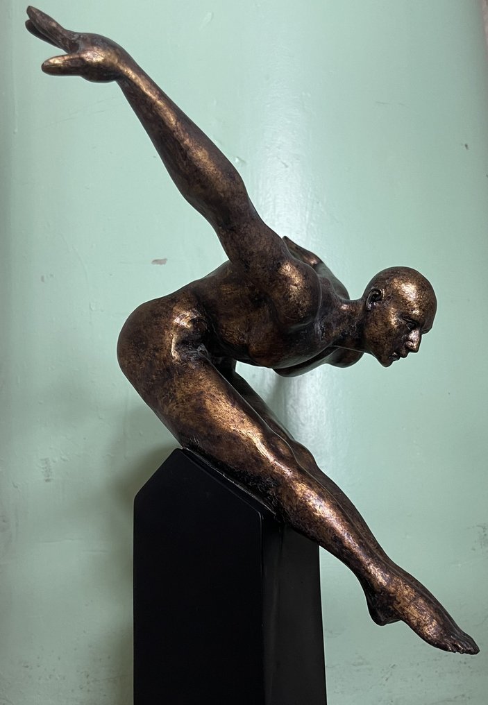 雕塑, De Duiker- groot klassiek beeld - 34 cm - polyresin - 1980 #1.0