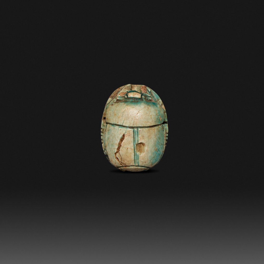 古埃及 玻璃化软玉 圣甲虫。第二中间时期或新帝国,公元前1640年至1070年。高1.9厘米。 #3.2