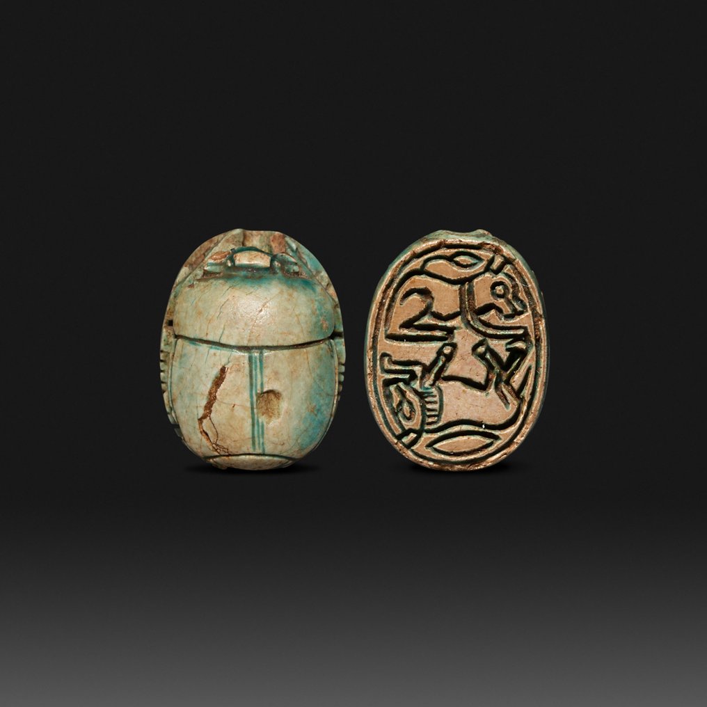 古埃及 玻璃化软玉 圣甲虫。第二中间时期或新帝国,公元前1640年至1070年。高1.9厘米。 #1.0