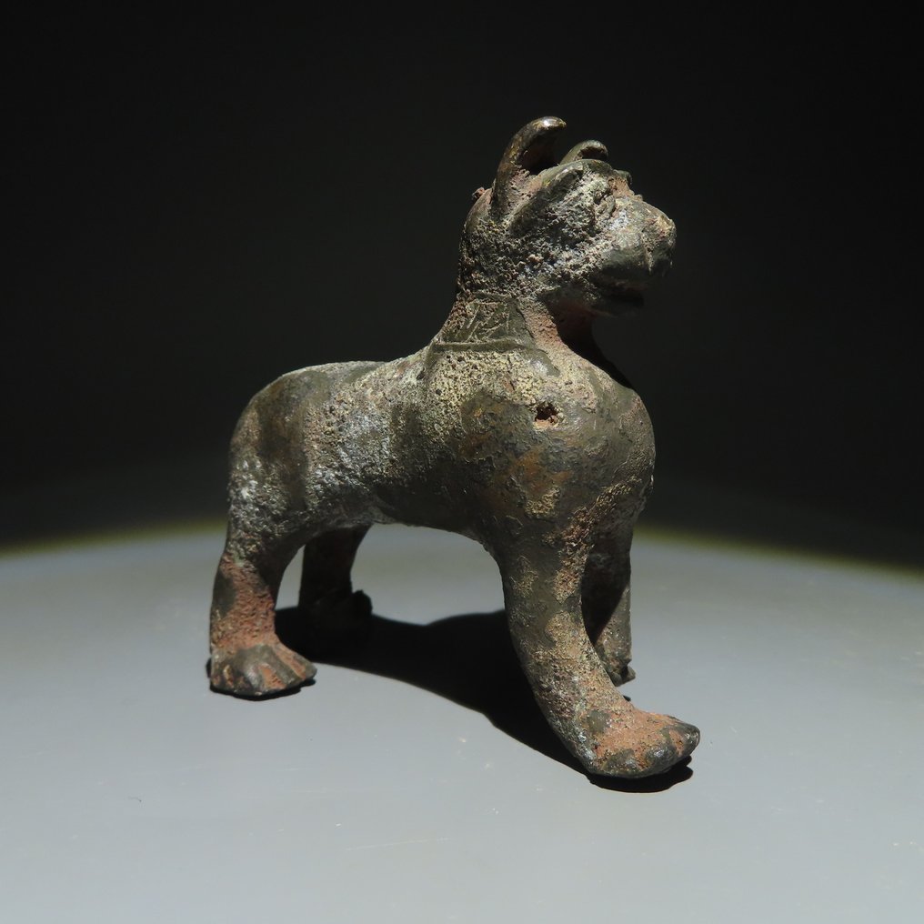 Idade do Ferro, Ásia Bronze Figura de um felino. Século I a.C. Comprimento de 6,5 cm. (Sem preço de reserva) #1.0