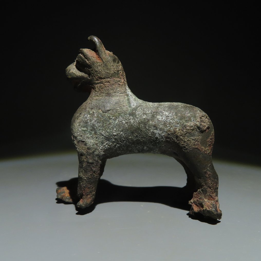Idade do Ferro, Ásia Bronze Figura de um felino. Século I a.C. Comprimento de 6,5 cm. (Sem preço de reserva) #3.2